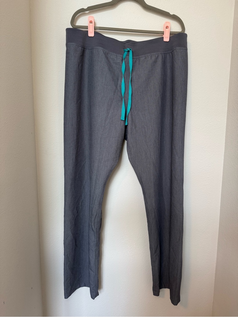 FIGS Livingston Scrub Pants in Graphite